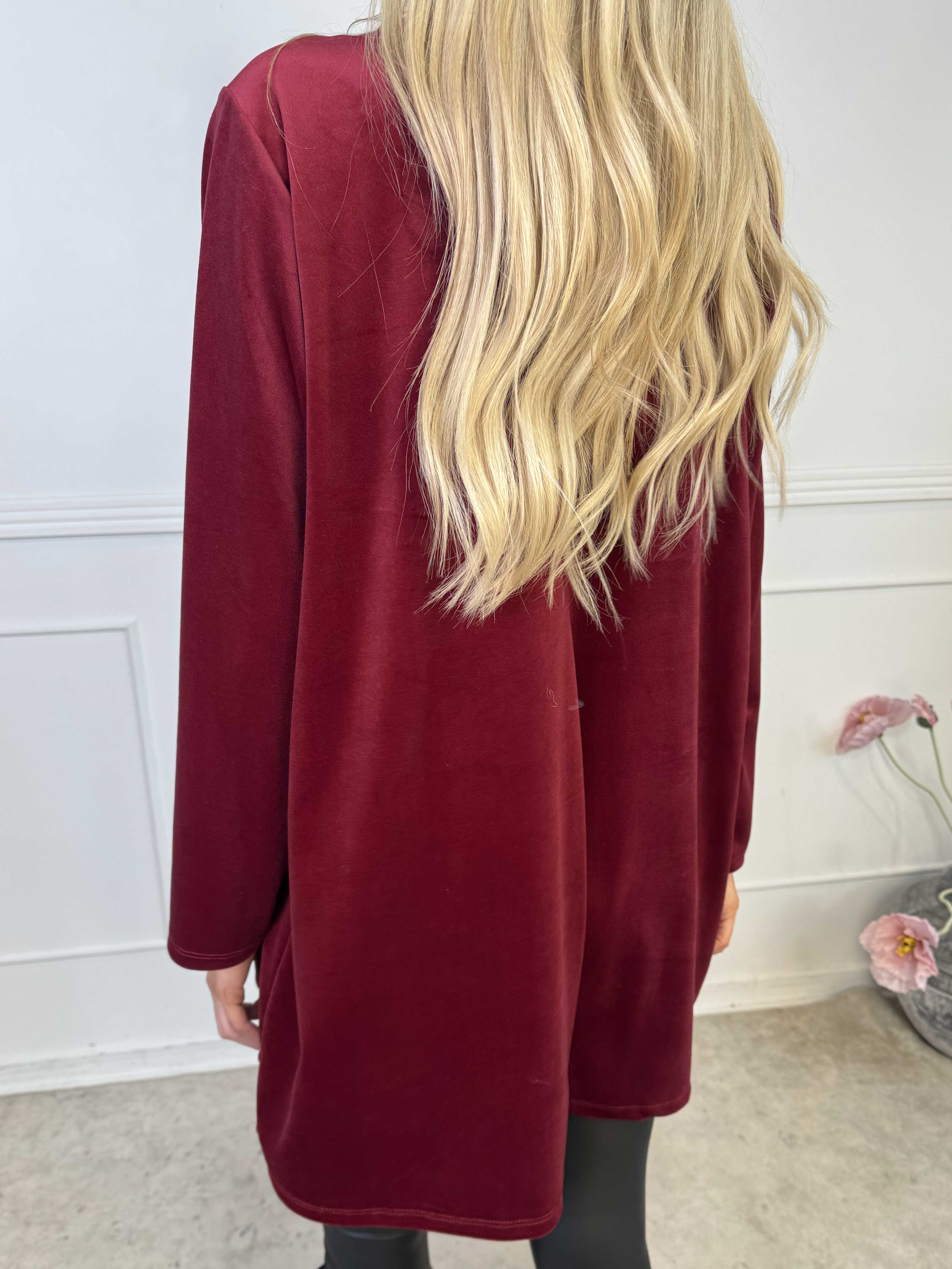 Ylva - Blød tunikakjole i velour med guld broche